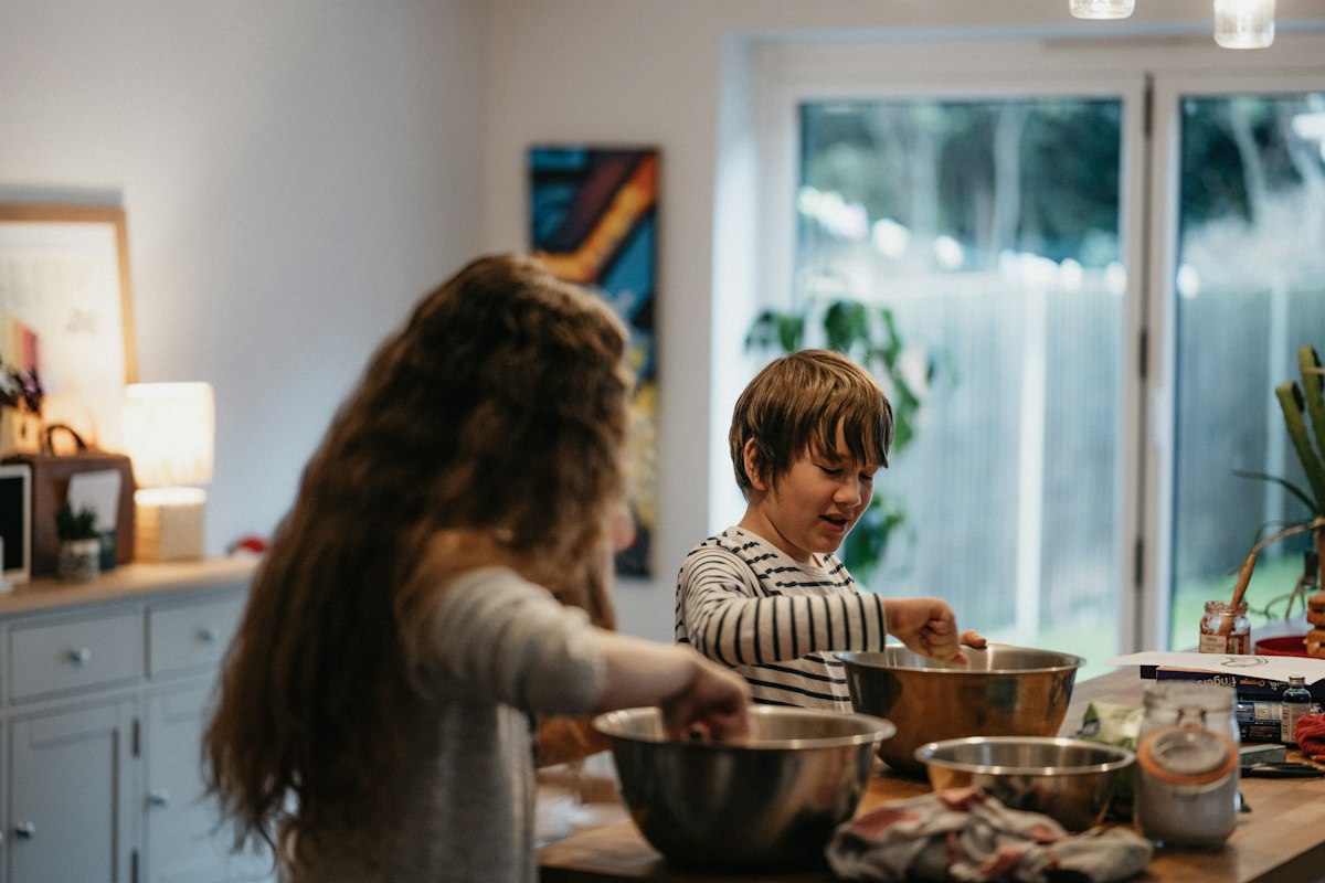 Famiglia che prepara un pasto sano insieme in cucina
