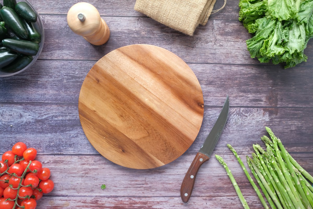 Pasta integrale con verdure fresche e olio d'oliva