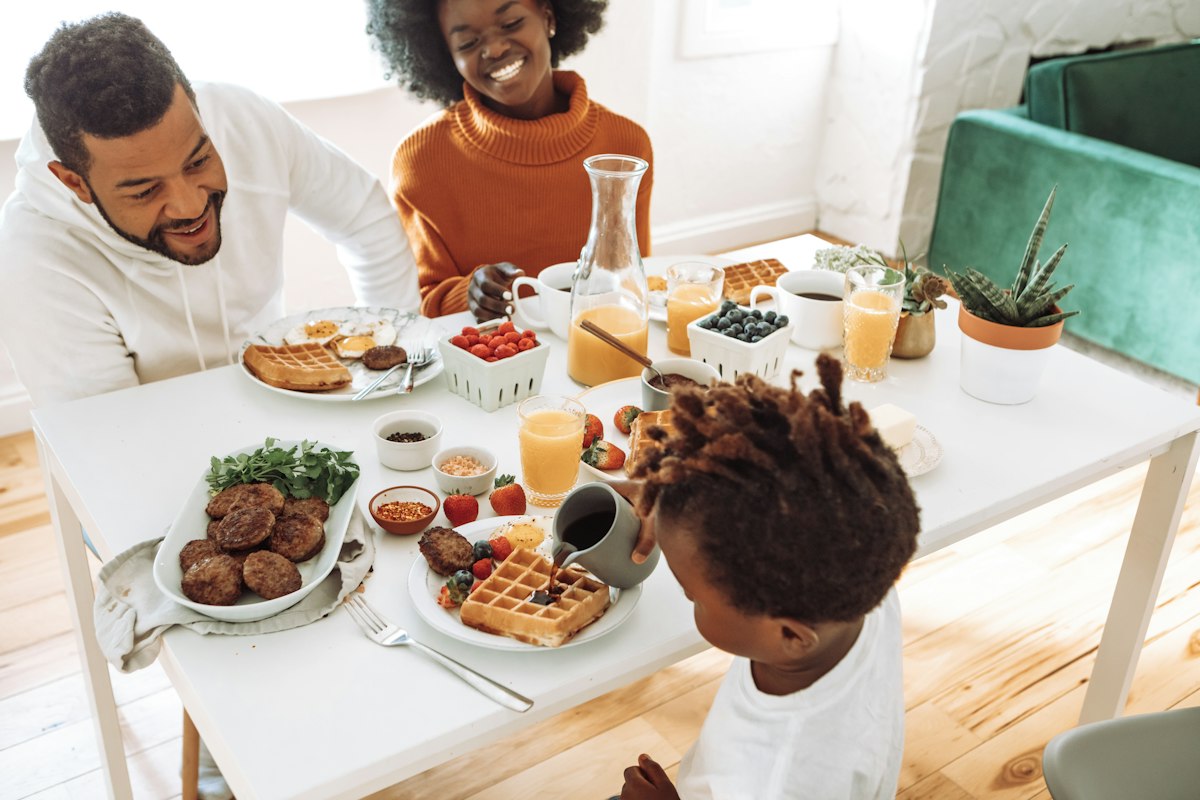 Famiglia che prepara insieme un pasto sano