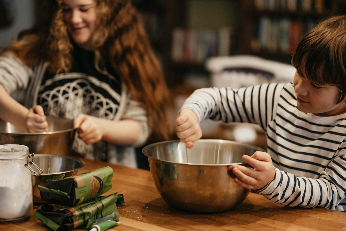 Famiglia che condivide un pasto equilibrato